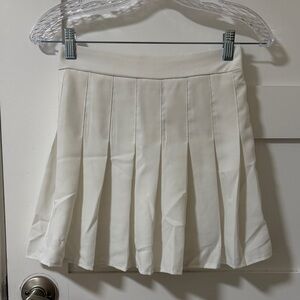 Elegant White Pleated Mini Skirt Size XS/S